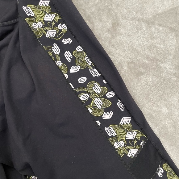 Torrid Disney Minnie Mouse Active Leggings Size 4 - Picture 2 of 9